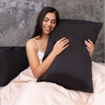 Šilkinis pagalvės užvalkalas „Obsidian Silk“. Šilkiniai pagalvių užvalkalai . Aukštos kokybės šilkinis pagalvės užvalkalas juodos spalvos, kuris užtikrina išskirtinį komfortą ir malonų prisilietimą.