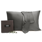 Šilkinis pagalvės užvalkalas „Storm“. Šilkiniai pagalvių užvalkalai . Elegantiškas pilkas šilkinis pagalvės užvalkalas, suteikiantis švelnų, prabangų prisilietimą, kad miegas būtų ramus ir atgaivinantis.