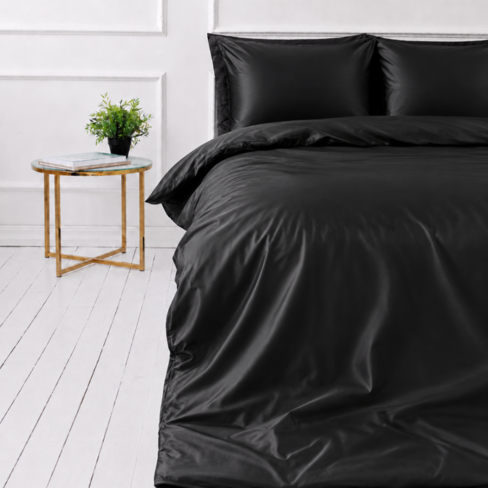 Šilkinis patalynės komplektas „Onyx Silk“. Vienspalvė patalynė, 200x220 cm. Prabangus juodos spalvos šilko patalynės komplektas, pasižymintis sodriu blizgesiu ir švelniomis klostėmis. Šilkinis patalynės komplektas „Onyx Silk“. Vienspalvė patalynė, 200x220 cm. Prabangus juodos spalvos šilko patalynės komplektas, pasižymintis sodriu blizgesiu ir švelniomis klostėmis.