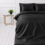 Šilkinis patalynės komplektas „Onyx Silk“. Vienspalvė patalynė, 200x220 cm. Prabangus juodos spalvos šilko patalynės komplektas, pasižymintis sodriu blizgesiu ir švelniomis klostėmis. Šilkinis patalynės komplektas „Onyx Silk“. Vienspalvė patalynė, 200x220 cm. Prabangus juodos spalvos šilko patalynės komplektas, pasižymintis sodriu blizgesiu ir švelniomis klostėmis.