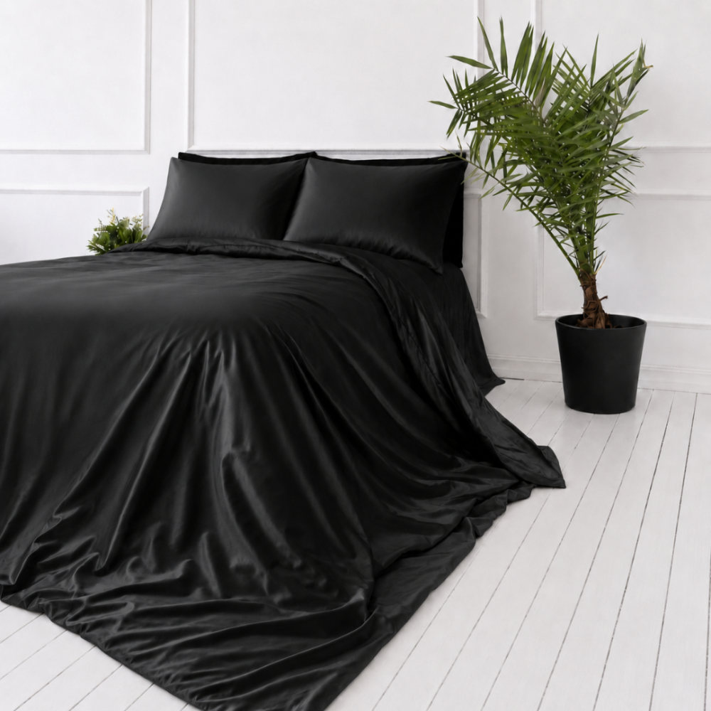 Šilkinis patalynės komplektas „Onyx Silk“. Vienspalvė patalynė, 200x220 cm. Minimalistinis juodas satino patalynės komplektas, spindintis prabanga ir švelnia šilko tekstūra. Šilkinis patalynės komplektas „Onyx Silk“. Vienspalvė patalynė, 200x220 cm. Minimalistinis juodas satino patalynės komplektas, spindintis prabanga ir švelnia šilko tekstūra.