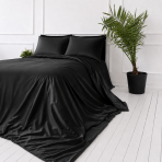 Šilkinis patalynės komplektas „Onyx Silk“. Vienspalvė patalynė, 200x220 cm. Minimalistinis juodas satino patalynės komplektas, spindintis prabanga ir švelnia šilko tekstūra. Šilkinis patalynės komplektas „Onyx Silk“. Vienspalvė patalynė, 200x220 cm. Minimalistinis juodas satino patalynės komplektas, spindintis prabanga ir švelnia šilko tekstūra.