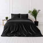 Šilkinis patalynės komplektas „Onyx Silk“. Vienspalvė patalynė, 200x220 cm. Elegantiškas juodos spalvos šilkinis patalynės komplektas su sodriu blizgesiu ir lygiu paviršiumi. Šilkinis patalynės komplektas „Onyx Silk“. Vienspalvė patalynė, 200x220 cm. Elegantiškas juodos spalvos šilkinis patalynės komplektas su sodriu blizgesiu ir lygiu paviršiumi.