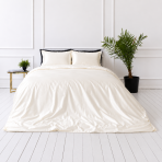 Šilkinis patalynės komplektas „Pearl White Silk“. Balta patalynė, 200x220 cm. Elegantiškas kreminis patalynės komplektas su šilkiniu blizgesiu.