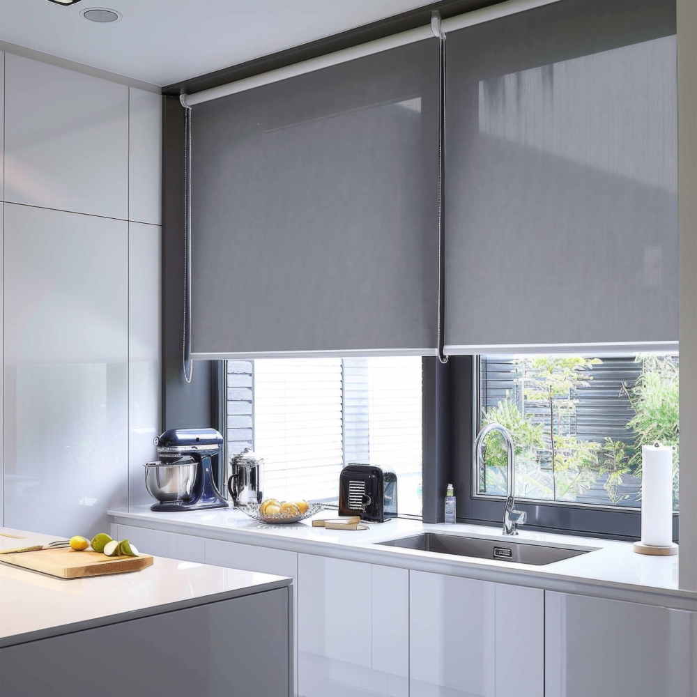 Tamsinantys Roletai „Roll dark grey blackout“. Užuolaidos, 60x200 cm, 80x200 cm, 100x200 cm, 120x200 cm, 140x200 cm, 160x200 cm, 180x200 cm. Tamsiai pilki užtemdymo roletai veiksmingai blokuoja šviesą.