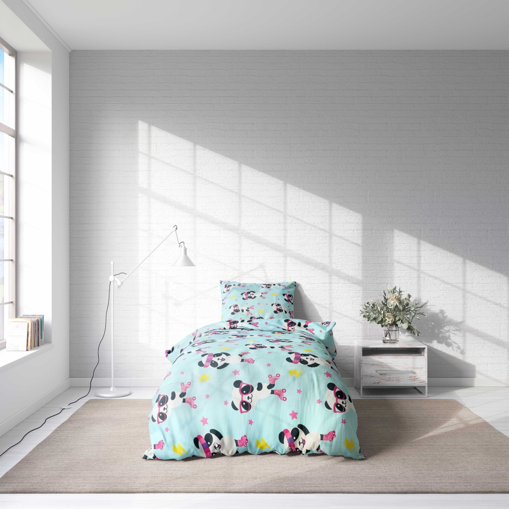 Vaikiška patalynė „Panda Blue“. Vaikiška patalynė, 140x200 cm. Žaisminga šviesiai mėlyna patalynė, papuošta riedučiais važinėjančiomis pandomis, rožinėmis žvaigždutėmis ir geltonais žaibais.