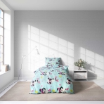 Vaikiška patalynė „Panda Blue“. Vaikiška patalynė, 140x200 cm. Žaisminga šviesiai mėlyna patalynė, papuošta riedučiais važinėjančiomis pandomis, rožinėmis žvaigždutėmis ir geltonais žaibais.