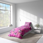 Vaikiška patalynė „Panda Pink“. Vaikiška patalynė, 140x200 cm. Žavinga šviesiai rožinė patalynė su pandomis ant riedučių, rožinėmis žvaigždutėmis ir geltonais žaibais.