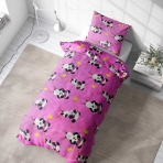 Vaikiška patalynė „Panda Pink“. Vaikiška patalynė, 140x200 cm. Žavinga šviesiai rožinė patalynė su riedučiais važinėjančiomis pandomis, rožinėmis žvaigždutėmis ir geltonais žaibais.