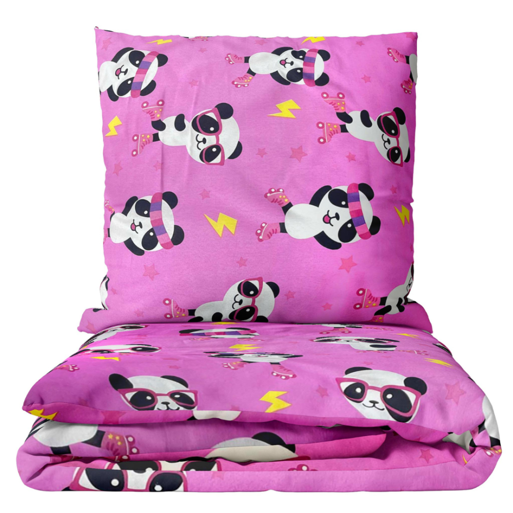 Vaikiška patalynė „Panda Pink“. Vaikiška patalynė, 140x200 cm. Įnoringa šviesiai rožinė patalynė su pandomis ant riedučių, rožinėmis žvaigždutėmis ir geltonais žaibais.