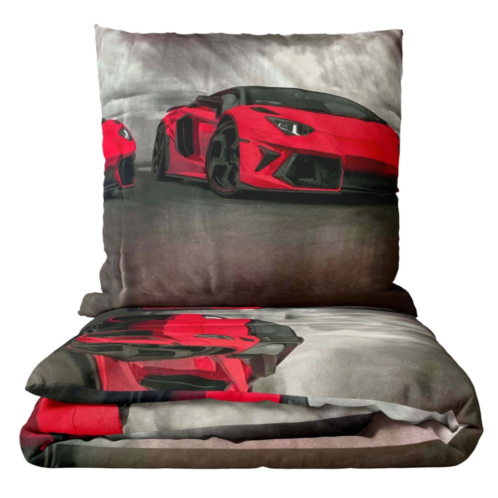 Vaikiška patalynė „Sports Cars“. Vaikiška patalynė, 140x200 cm. Tamsiai pilkos spalvos patalynės komplektas su ryškiais raudonais sportiniais automobiliais, puikiai tinkantis dinamiškam ir jaudinančiam jūsų miegamojo akcentui suteikti.