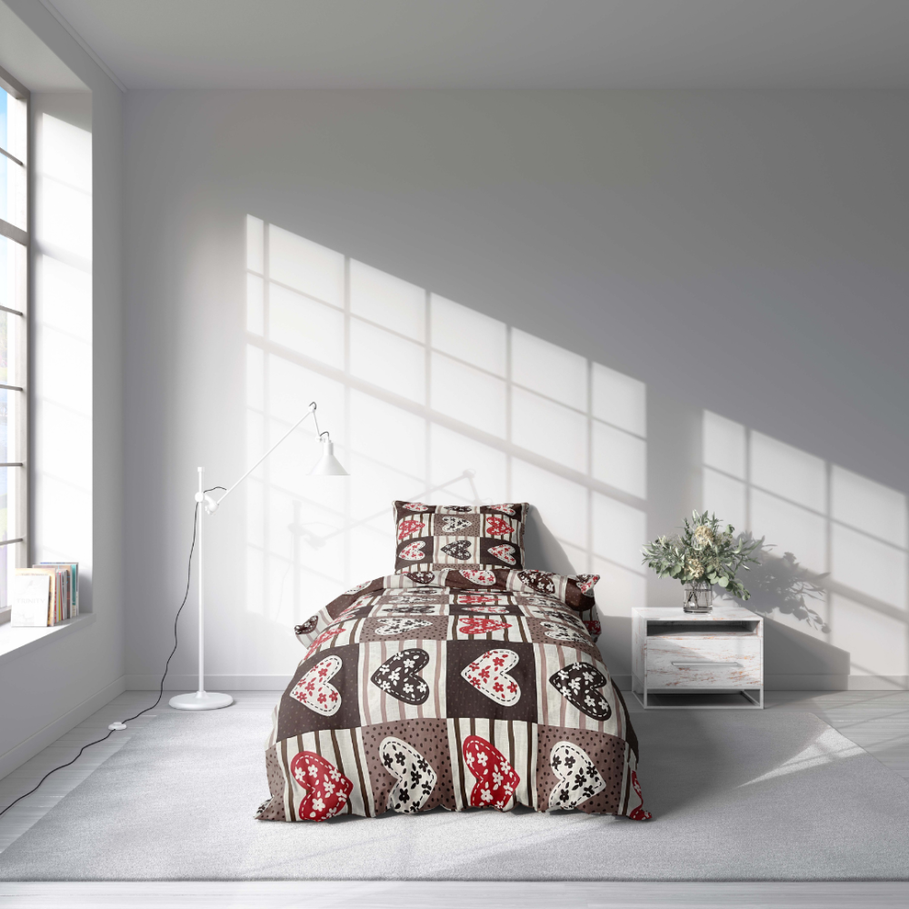 Patalynė kūdikiams „Brown love tiles”. Patalynė kūdikiams, 100x140 cm. Spalvingas patalynės komplektas su širdelių raštais rudais tonais ir gėlių dizainu, suteikiantis žaismingą, tačiau elegantišką akcentą jūsų miegamajam.