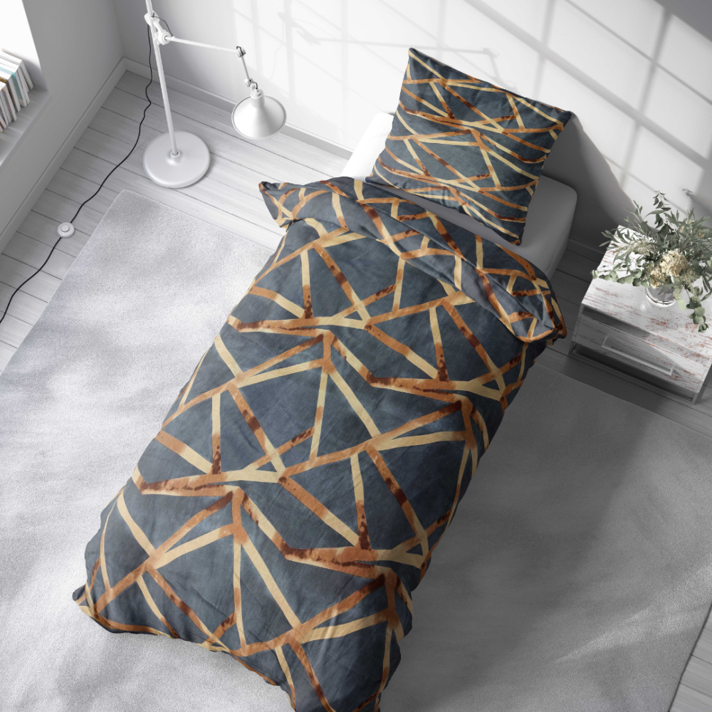 Viengulės patalynės komplektas „Zafirion“. Pilka patalynė, 140x200 cm, 150x200 cm, 160x200 cm. Tamsaus fono patalynė su netaisyklingu auksinių linijų ornamentu.