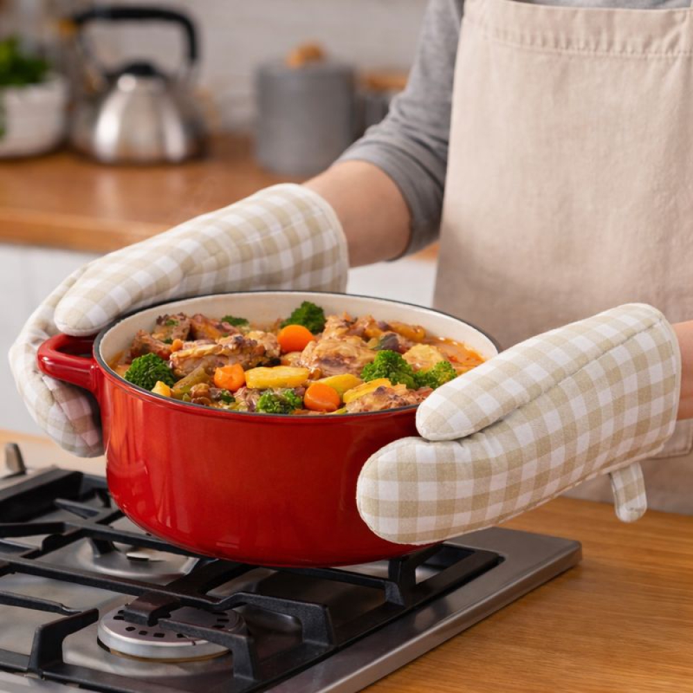 Virtuvinė pirštinė „Dusty Gingham glove“. Virtuvinės pirštinės. Medvilninė orkaitės pirštinė su smėlio ir baltos spalvos languotu raštu