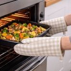 Virtuvinė pirštinė „Dusty Gingham glove“. Virtuvinės pirštinės. Karščiui atspari virtuvinė pirštinė su smėlio spalvos languotu dizainu