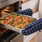 Virtuvinė pirštinė „Midnight Grid glove“. Virtuvinės pirštinės. Medvilninė orkaitės pirštinė su tamsiai mėlynos ir baltos spalvos languotu raštu