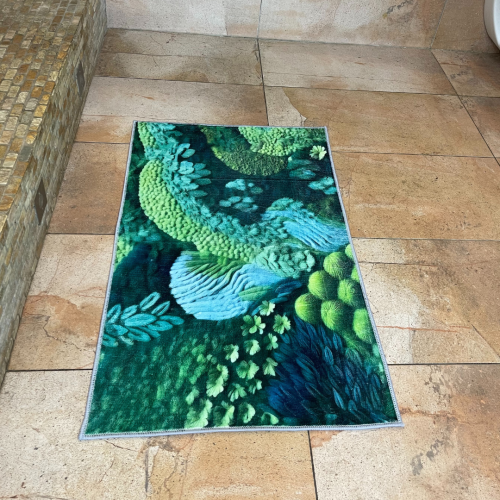Vonios kilimėlis „Rectangle Gouache“. Vonios kilimėliai, 50x80 cm. Kilimėlis, primenantis vešlų samanų kraštovaizdį su meniniu prieskoniu.