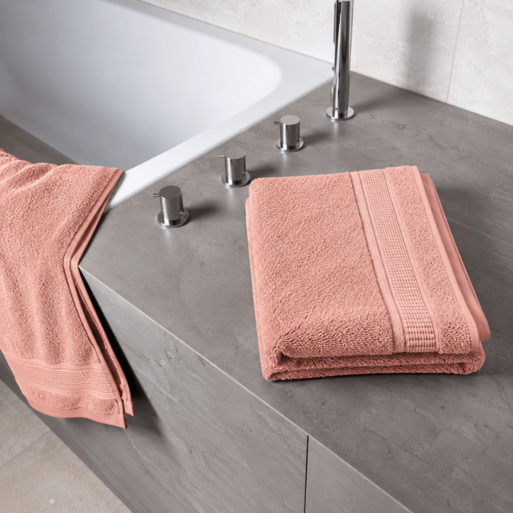 Vonios rankšluostis „Royal Coral towel“, 70x140 cm. Pastelinės rožinės spalvos vonios rankšluostis su tekstūriniu paviršiumi ir apvadu. Vonios rankšluostis „Royal Coral towel“, 70x140 cm. Pastelinės rožinės spalvos vonios rankšluostis su tekstūriniu paviršiumi ir apvadu.