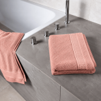 Vonios rankšluostis „Royal Coral towel“, 70x140 cm. Pastelinės rožinės spalvos vonios rankšluostis su tekstūriniu paviršiumi ir apvadu. Vonios rankšluostis „Royal Coral towel“, 70x140 cm. Pastelinės rožinės spalvos vonios rankšluostis su tekstūriniu paviršiumi ir apvadu.