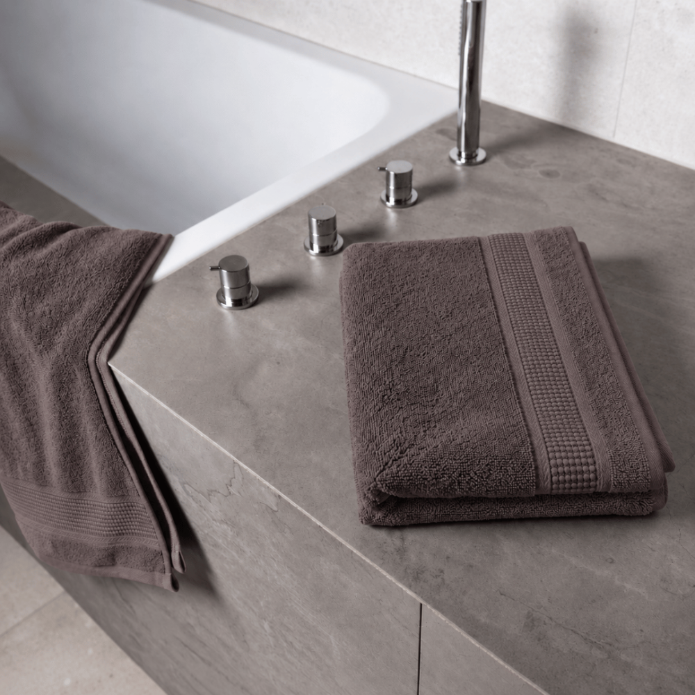 Vonios rankšluostis „Royal Brown towel“, 70x140 cm. Rudas vonios rankšluostis su tekstūriniu paviršiumi ir dekoratyviniu apvadu.