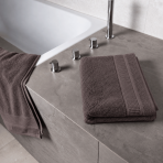 Vonios rankšluostis „Royal Brown towel“, 70x140 cm. Rudas vonios rankšluostis su tekstūriniu paviršiumi ir dekoratyviniu apvadu.