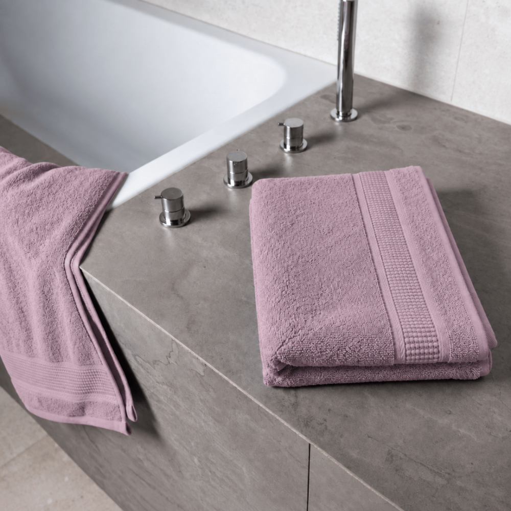 Vonios rankšluostis „Royal Grape towel“, 70x140 cm. Violetinis vonios rankšluostis su tekstūriniu paviršiumi ir dekoratyviniu apvadu. Vonios rankšluostis „Royal Grape towel“, 70x140 cm. Violetinis vonios rankšluostis su tekstūriniu paviršiumi ir dekoratyviniu apvadu.