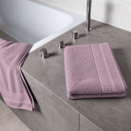Vonios rankšluostis „Royal Grape towel“, 70x140 cm. Violetinis vonios rankšluostis su tekstūriniu paviršiumi ir dekoratyviniu apvadu. Vonios rankšluostis „Royal Grape towel“, 70x140 cm. Violetinis vonios rankšluostis su tekstūriniu paviršiumi ir dekoratyviniu apvadu.