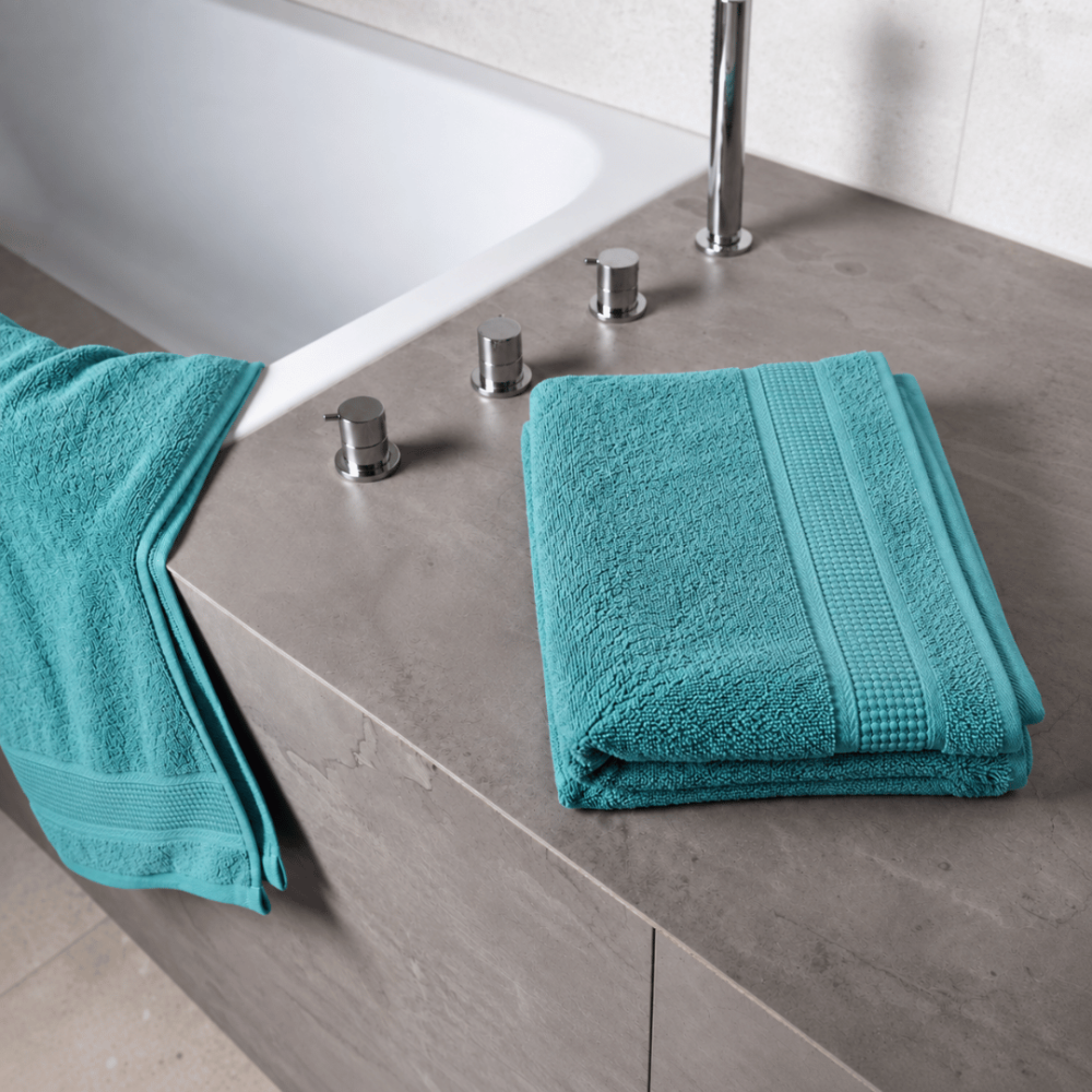 Vonios rankšluostis „Royal Turquoise towel“, 70x140 cm. Turkio atspalvio vonios rankšluostis su tekstūriniu paviršiumi ir apvadu.