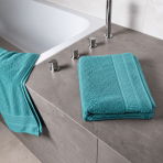 Vonios rankšluostis „Royal Turquoise towel“, 70x140 cm. Turkio atspalvio vonios rankšluostis su tekstūriniu paviršiumi ir apvadu.