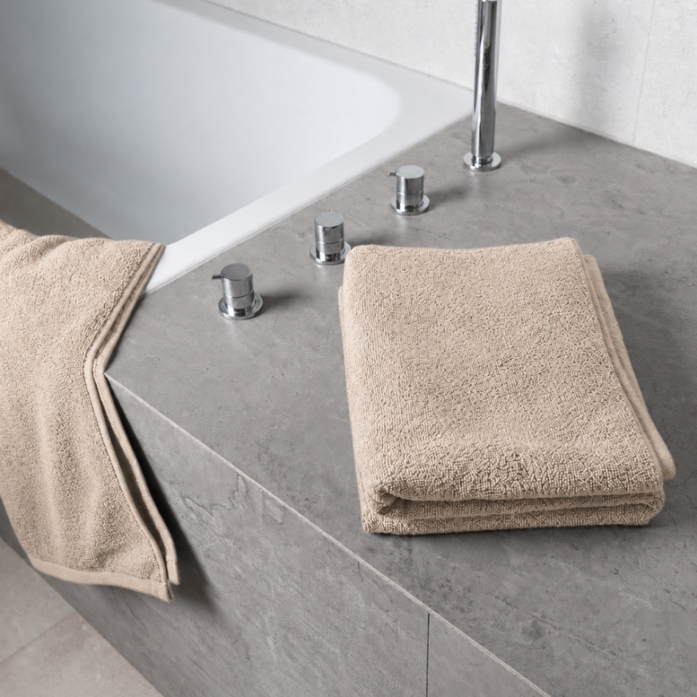 Vonios rankšluostis „Toffee towel“, 50x100 cm, 70x140 cm. Kreminio smėlio atspalvio sulankstytas rankšluostis Vonios rankšluostis „Toffee towel“, 50x100 cm, 70x140 cm. Kreminio smėlio atspalvio sulankstytas rankšluostis